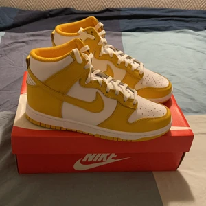 Nike Dunk High Dark Sulfur - Hej! Säljer ett par helt nya och oanvända Nike Dunks i storlek US 8.5/EU 40. Köpta ifrån JD Sports, kvitto medföljer givetvis. Om du vill ha fler bilder på skon, skickar jag gärna. Jag kan mötas upp i GBG, men kan självklart frakta dem till dig, på din bekostnad. Hör gärna av dig om du har fler frågor!