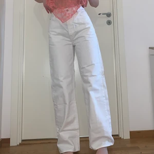 Vita high waist byxor med wide leg - Hej! Jag försöker sälja mina vida vita byxor ifrån uniqlo, perfekt nu för våren/sommaren! De är i superfint skick, endast använda några enstaka gånger men jag säljer de för att dem inte kommer till användning längre. Köpta för 600, pris kan diskuteras. 