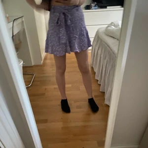 Kjol från zara! - Superfin kjol från zara. Använd men superbra skick. Storlek s men skulle säga att den passar xs xxs lika bra då den går att dra åt i midjan (jag är xxs) köpt för 259 kr i Zaras butik. Kommer starta en budgivning men om intresse inte finns av flera säljer jag den för 200 kr + frakt ❤️