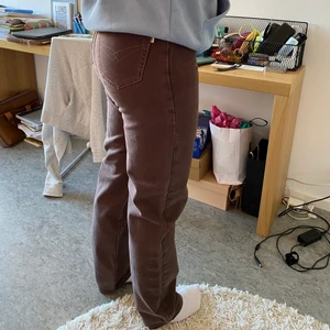 Bruna jeans - Säljer dessa vintage jeans i brunt. Svårt att ta bild då de är för små för mig, men kan ev lösa fler bilder! För referens är jag ca 173 och bär vanligtvis M / 30.32 och dessa var för tajta men funkar i längd. Storlek oklar men passar nog S