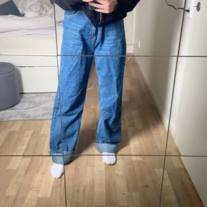 Junkyard  - Baggy snygga jeans från junkyard. Är 169 så de är väldigt långa men de hänger snyggt över skon! Man kan även vika upp de som på bild 1. 