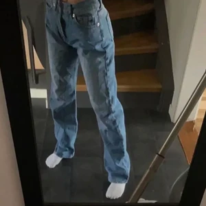 Jeans. - Säljer dessa jeans som är ifrån junkyard, modellen straigth off! Sitter väldigt bra och är i storlek 24! Köparen står för fraken.