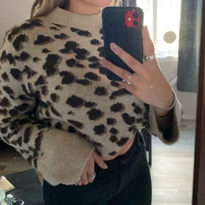 Stickadtröja - Stickad tröja, jätte härlig att ha på. Storlek S skulle säga att den passar S-M allt utifrån hur du vill att passformen skall vara jag är en XS/S. Frakten står du för 💗💗 