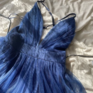 Mörkblå balklänning  - Intressekoll på min balklänning som jag beställde från showpo (700 +tull). Säljer pga hittat en annan som passar mig bättre. Aldrig använd, förutom testad och med prislapp kvar såklart. Kan sälja direkt för 800kr, budgivning om fler är intresserad 🌟 (skriv för fler bilder)