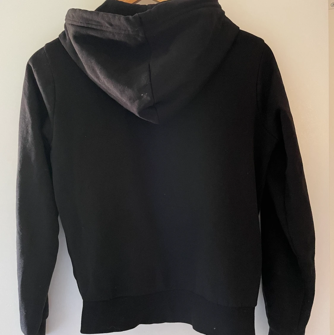 Svart hoodie - 90