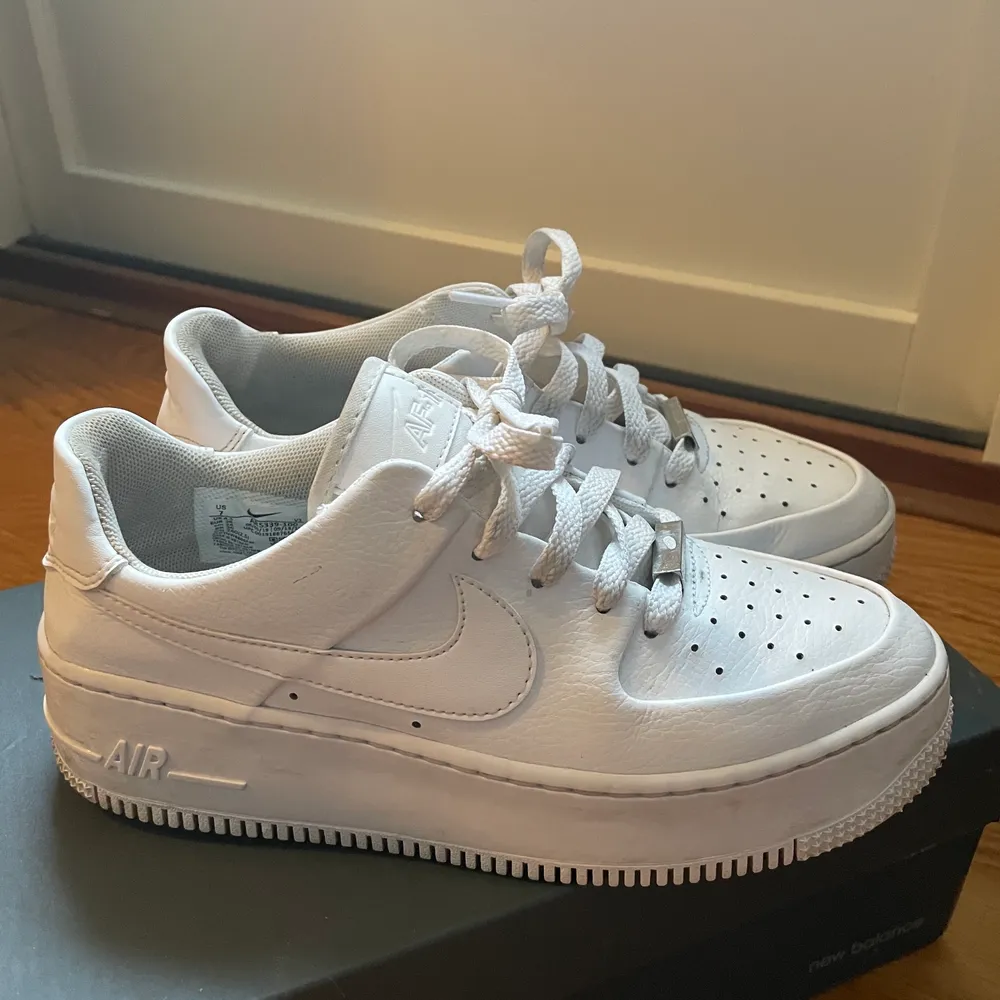 Vita Nike air force 1 med högre sula. Storlek 38. Använda fåtal gånger därav väldigt bra skick! Frakt ingår inte . Skor.