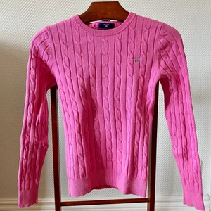 Kabelstickad tröja Gant, xxs, 32 - Ljusrosa, figursydd, kabelstickad tröja från Gant i storlek xxs, 32. Tröjan är köpt av mig i en Gantaffär och är i nyskick, använd 2 gånger.  Material: bomull, polyamid, elastan