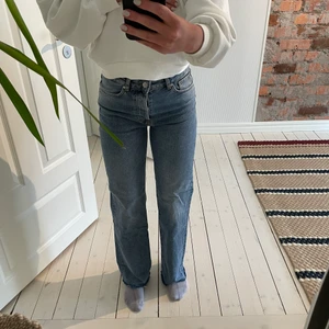 Jeans från Bikbok Storlek 26/S - Jeans från bikbok, nästan aldrig använda! Storlek 26, passas xs och s. Väldigt sköna och sitter bra. Fraktkostnad tillkommer!