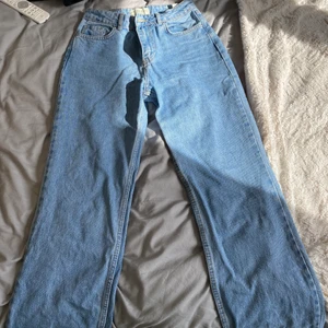 Blå jeans från chiquelle  - Jättefina jeans som är helt nya endast testade och tvättade en gång. Lite för små för mig så därför jag säljer. Dom är rätt långa i benen och lite små i storleken. Det är i storlek 36 men skulle säga att den mer är som 34. Säljer för 300 plus frakt på 66!