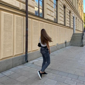 Gråa jeans - Gråa jeans från Gina Tricot sjukt snygga, inköpta för 499kr. Nyskick. Säljer pga att de ej kommer till användning.