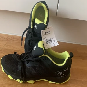 Adidas skor - Aldrig använt lapp finns kvar