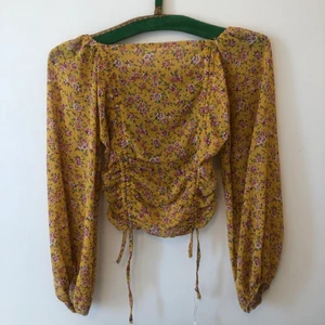 Sommrig tunika  - Gul super fin blommig tunika :)