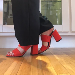 RÖDA KLACKAR ❤️ - Säljer dessa sköna mules från DinSko!!! Lite lim från fottejp i sulan, inget som syns när man bär dem! 66kr frakt tillkommer därav låga priset!! Allt ska bort ❤️
