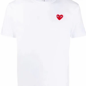 COMME DES GARÇONS PLAY t-shirt - Fin tröja från Comme des garcons play. Storlek M men skulle säga att den passar S bättre. 