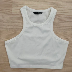 Tanktop  - Cropad tanktop, beställde tyvärr fel storlek och säljer därför. Endast testad. Storlek M men passar även S. Kontakta för mer info :)