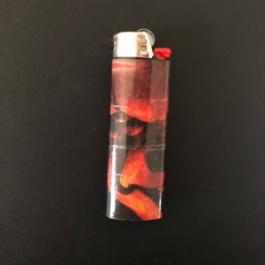 🤡IT PENNYWISE TÄNDARE🤡 - Tändare med skräckkaraktären Pennywise från IT/DET på. Handgjord utav: BIC tändare, vaxat papper, brandsäkert lim och brandsäker tejp