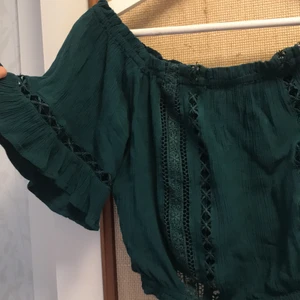 Snygg grön topp - Skithärlig mörk grön topp. Använd en gång då den ej kommer till användning. Kan fixa spårbar frakt om man vill också. 🥰🧚‍♂️🌲🌳