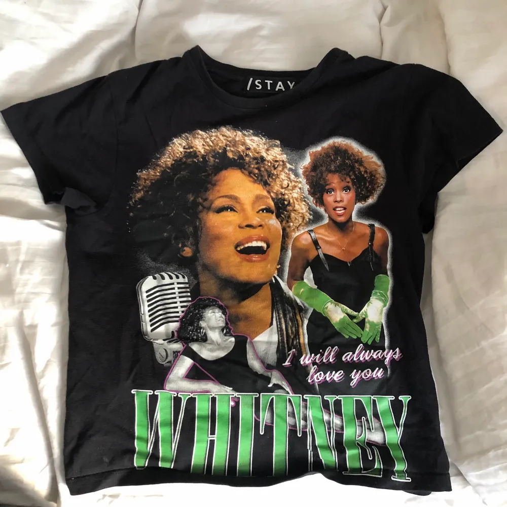 En svart t-shirt med Whitney Houston tryck. Köpt från Carlings i märket /STAY. I bra skick, strl xs. T-shirts.