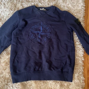 Stone island tröja  - Marinblå tröja i storlek S, använd väl men inga skador, bara lite tvättad 