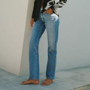 Säljer dessa ljus blåa jeans ifrån Zara i modellen mid rise straight, storlek 34💓💓