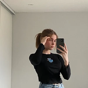 Croptop - En jättefin croptop med långa ärmar och tryck. Säljer den för att det inte riktigt är min stil längre