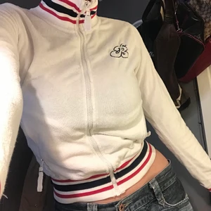 Asnajs tjocktröja! - Assnygg tjocktröja som tyvärr är för liten för mig! Den sitter verkligen fint och funkar att ha som tröja som ni ser 👆!! 