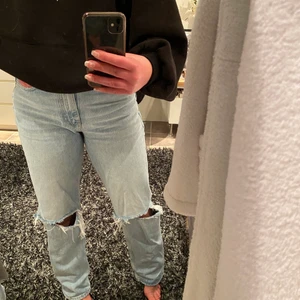 Hål jeans - Så snygga jeans från Gina i ljusblå tvätt som passar bra till sommaren 