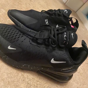 Nike skor - Ej äkta men ändå snygga, storlek 39 men passar 38. Pris kan diskuteras . Frakt 66kr eller så möts jag i Stockholm!:) ALDRIG ANVÄNDA.