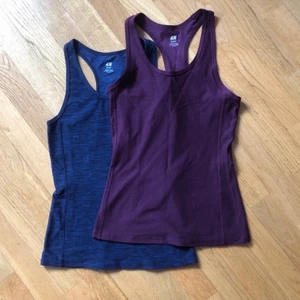 Träningslinne - 2 HELT oanvända träninslinnen, båda för 70kr totalt. Köpta på h&m förut. Säljer de eftersom jag inte använder linnen när jag tränar. Passformen är tight efter kroppen. De är mörkblå & vinröd/mörklila. Betalning sker via swish