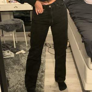 Svarta raka jeans från weekday modellen Row
