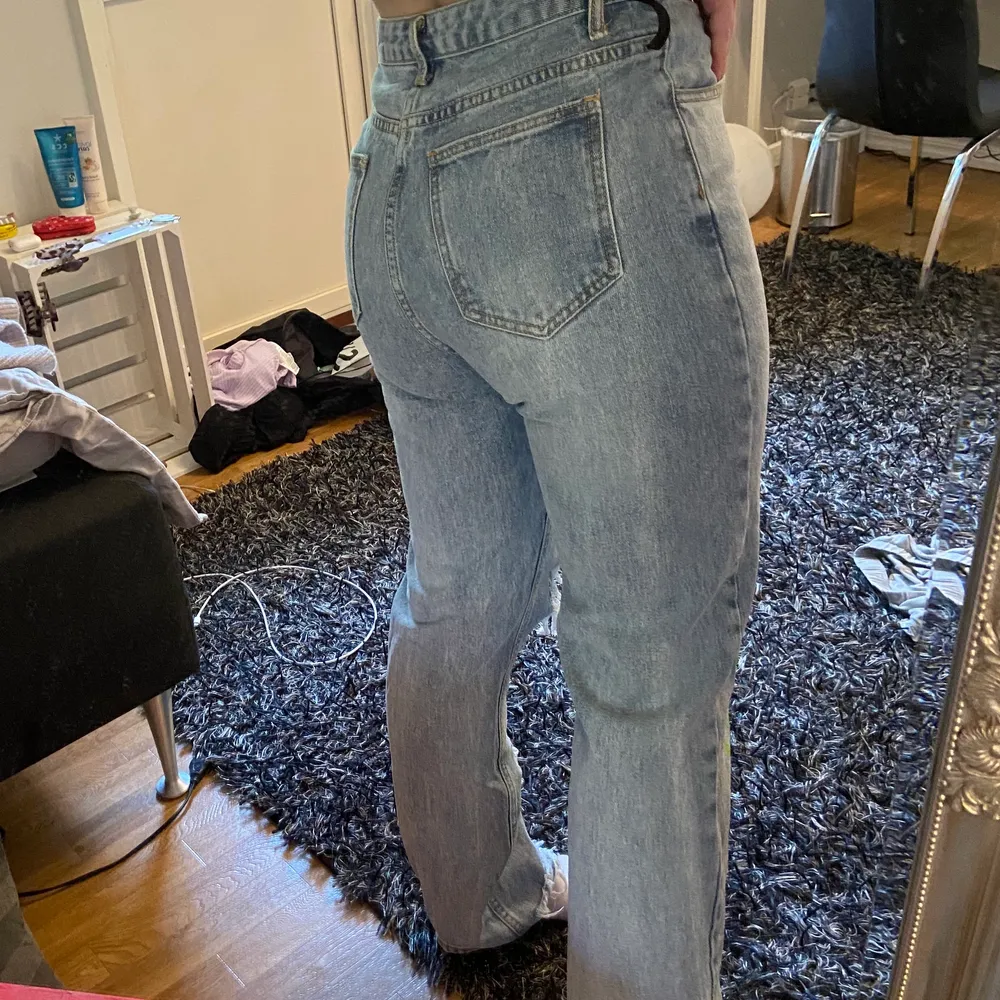 Snygga jeans jag köpte här på Plick men kände att de inte riktigt var min stil! Samt var lite för stora i midjan! Är strl S men skulle säga att de även passar M, jag är 162cm. Pris kan diskuteras vid snabb affär. Jeans & Byxor.