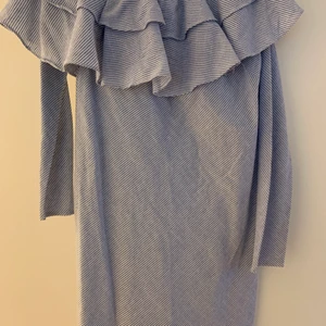 Klänning  - Klänning med volanger i storlek 36. Sparsamt använd så i väldigt fint skick! Köparen står för frakten 