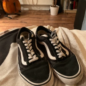 Svarta old school vans  - Bra skick, men spruckna i sidan. Säljer på grund av att de inte kommer till användning 😁💕 (kommer utan skosnören dock)