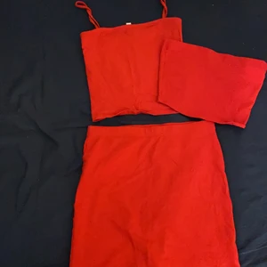 Rött set  - Kjol + bandåtopp + linne. Väldigt fint set i storlek xs. 