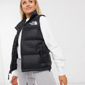 North Face väst - Säljer min sjuuukt snygga och trendiga north face väst för att den inte har kommit till så stor användning för mig. Superskön och i nyskick! Nypris är 2500kr, buda i kommentarerna! Bud startar på 1500kr💕