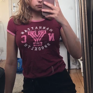 En t-shirt i stl S/XS - EN VINRÖD TRÖJA MED LITE OLIKA TRYCK. HAR ALDRIG ANVÄNS ❤️❤️🥰🥰🥰