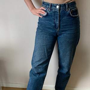 Höga perfekt blåa jeans, sparsamt använda, inga slitningar, som nya. Momjeans i storlek SMALL från Ginatricot. Köparen står för frakt  🌼
