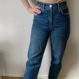 Mom jeans st 36, high waisr - Höga perfekt blåa jeans, sparsamt använda, inga slitningar, som nya. Momjeans i storlek SMALL från Ginatricot. Köparen står för frakt  🌼
