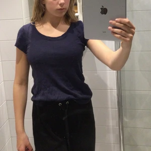En blå t-shirt i stl S - Detta är en blå basic tröja som inte har använs ❤️❤️Jag säljer denna jätte billig för vill verkligen bli av med den. 