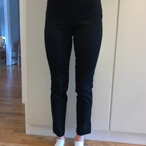 Kostymbyxor  - Dragkedja vänster höft, inga fickor. Frakt ingår inte i pris :) 