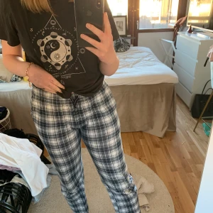 sköna pyjamasbyxor - 🌟 pyjamasbyxor köpta på kappahls killavdelning storlek S, säljer pga har för många. pris: 150 kronor + frakt (kan sänka pris vid snabb affär) 🌟