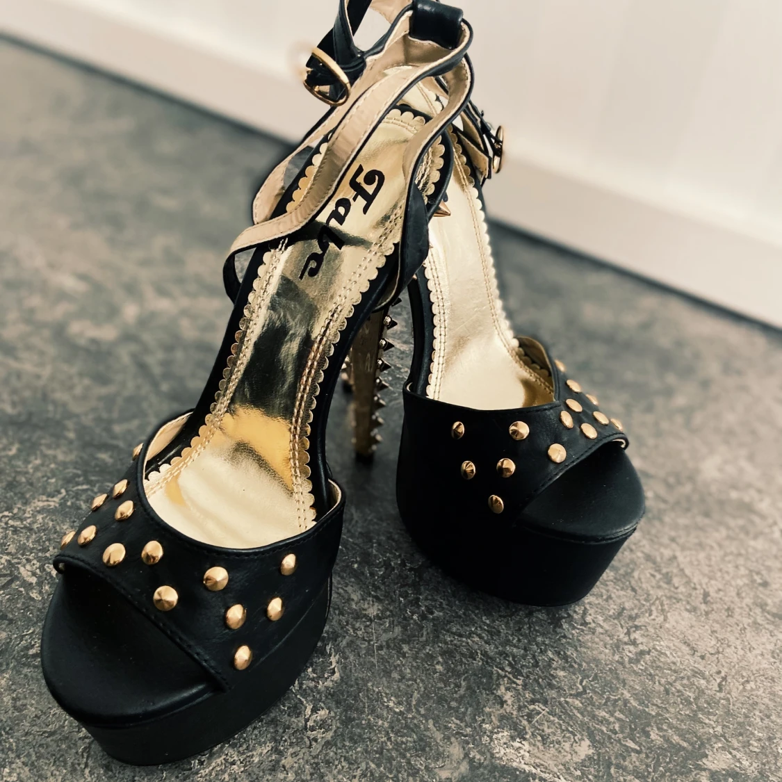 Svarta klackar stl 36 