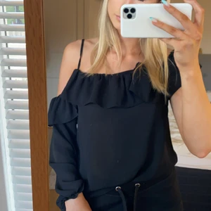 Tröja stl 34 - Tröja från Gina tricot, något år gammal och i rätt bra skick. Storlek 34, köparen står för frakten!