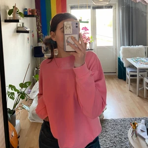 rosa sweatshirt  - Superfin rosa sweatshirt från monki, endast använd ett fåtal gånger så den är i superbra skick💖 Säljer då den inte kommer till användning! 