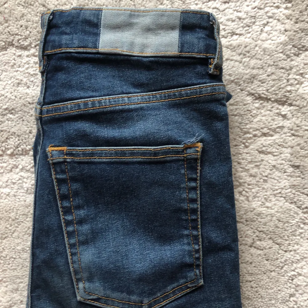 KARVE jeans i mörkblå färg, bra skick. Hög midja. . Jeans & Byxor.