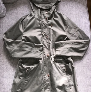 Vårjacka parkas  - Säljer min vårjacka som är väldigt sparsamt använd, inköpt förra året men har mest hängt i garderoben. Jättesnygg parkas. Nypris 600kr mitt pris 200kr + frakt 66kr spårbar via PostNord.
