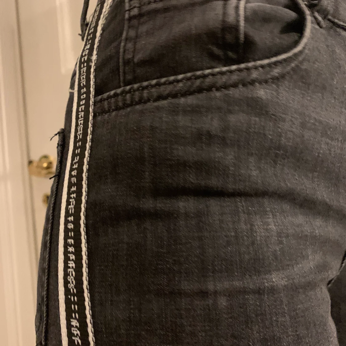 Gråa jeans med detalj - 91