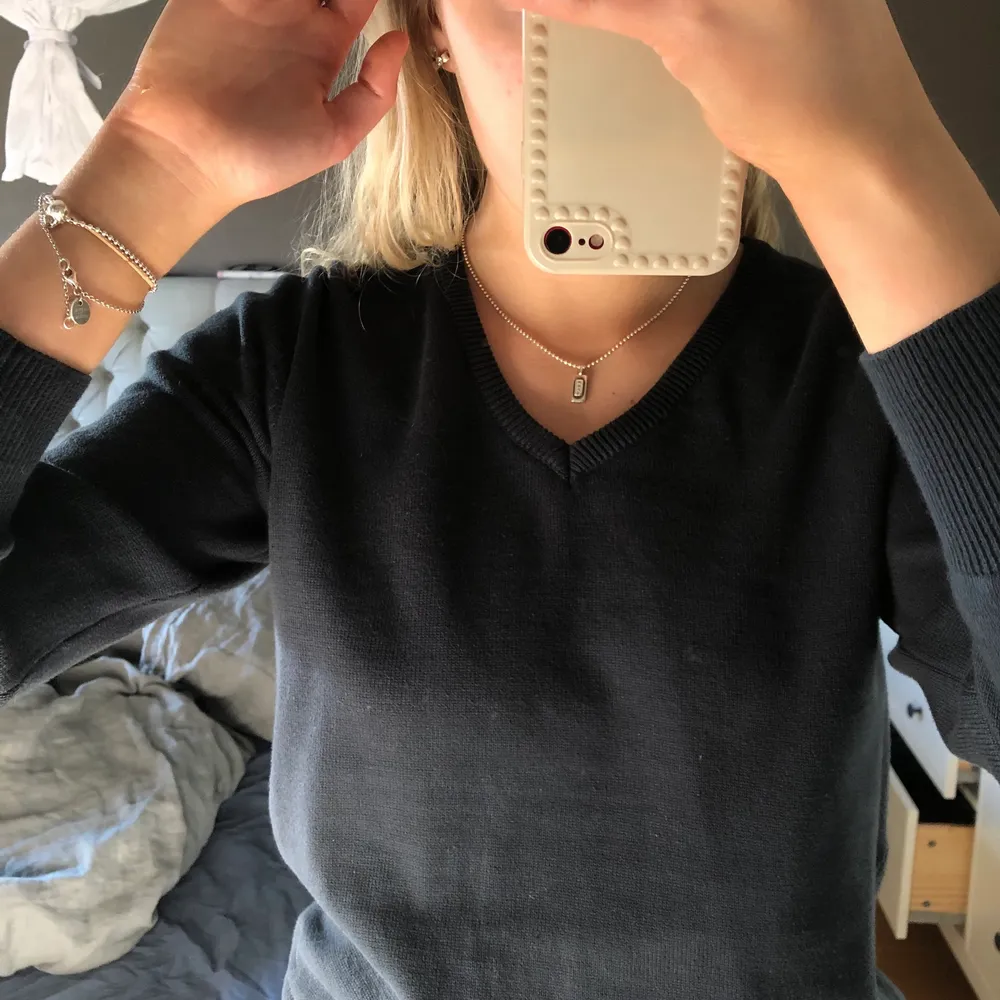 En vintage mörkblå pullover med V-neck. Köpt second hand men är i bra skick! Inga fläckar eller skavanker. Perfekt nu till sommaren 🥰. Tröjor & Koftor.