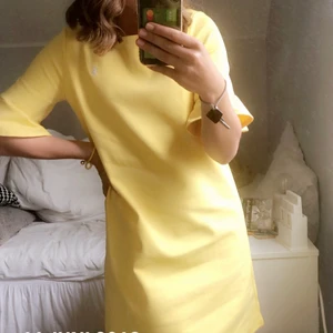 Gul klänning  - En gul klänning ifrån Ralph lauren, passar parfekt till skolavslutning eller i sommar. Stl Xl men skulle säga att den passar en s/xs. Skriv för fler bilder💛