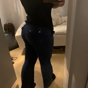 Juicy couture - Så snygga och unika mjukisar från juicy, fint skick enda defekten är att ena knappen på rumpan inte går att stänga men ingenting som påverkar. Även ett super litet hål som inte syns, skickar bilder vid förfrågan. Bud från 50kr.  Frakt tillkommer samt att bud är lagligt bindande☺️oseriösa blockas